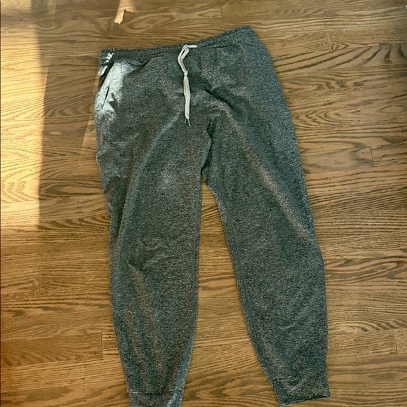 Vuori boyfriend jogger. Guc. Light grey with charcoal grey. Medium - Picture 11 of 16